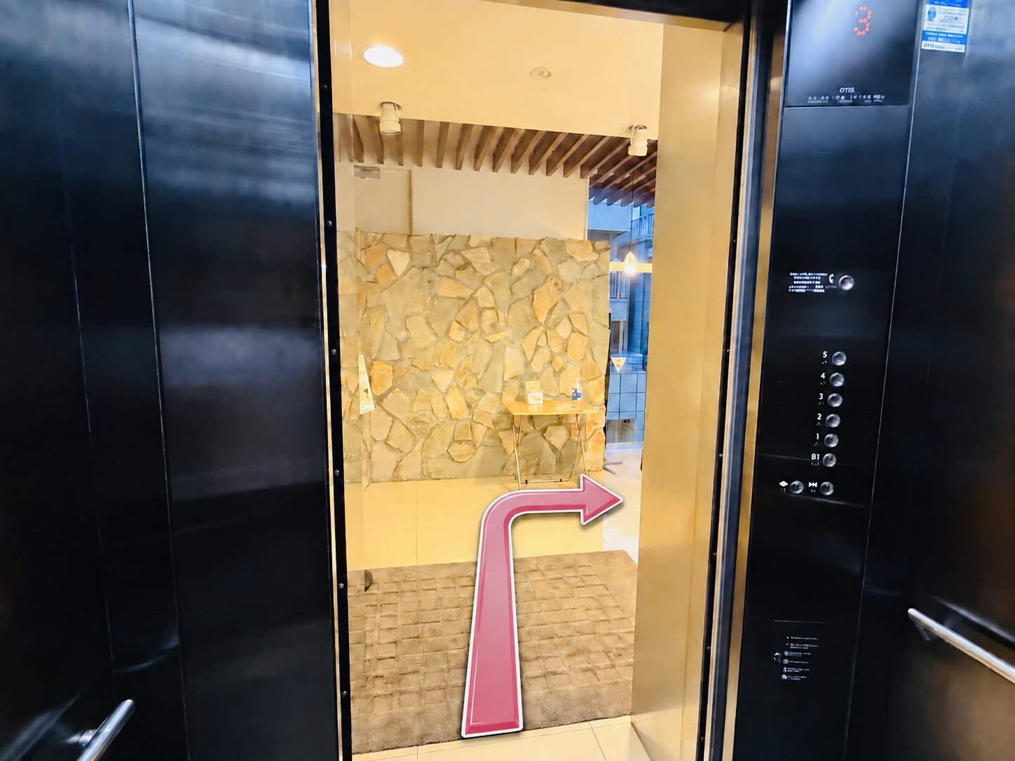 3階でエレベーターを降りて右へ進む道案内