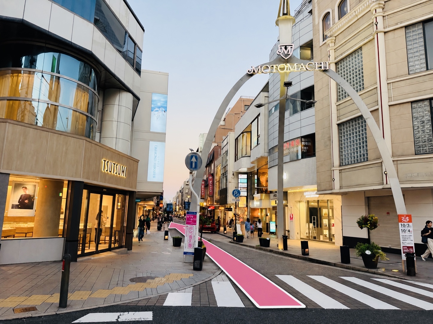 石川町駅側の元町ショッピングストリート入口から、通りの奥へ進む道案内
