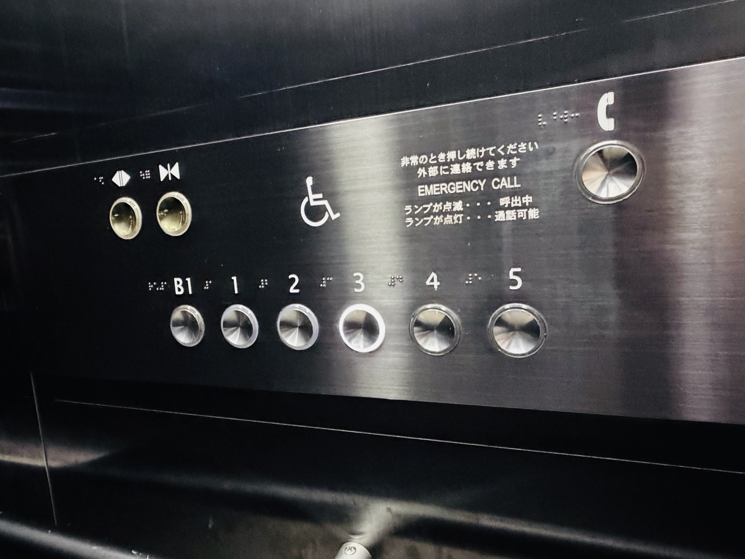 エレベーターの操作パネルにある3階のボタン