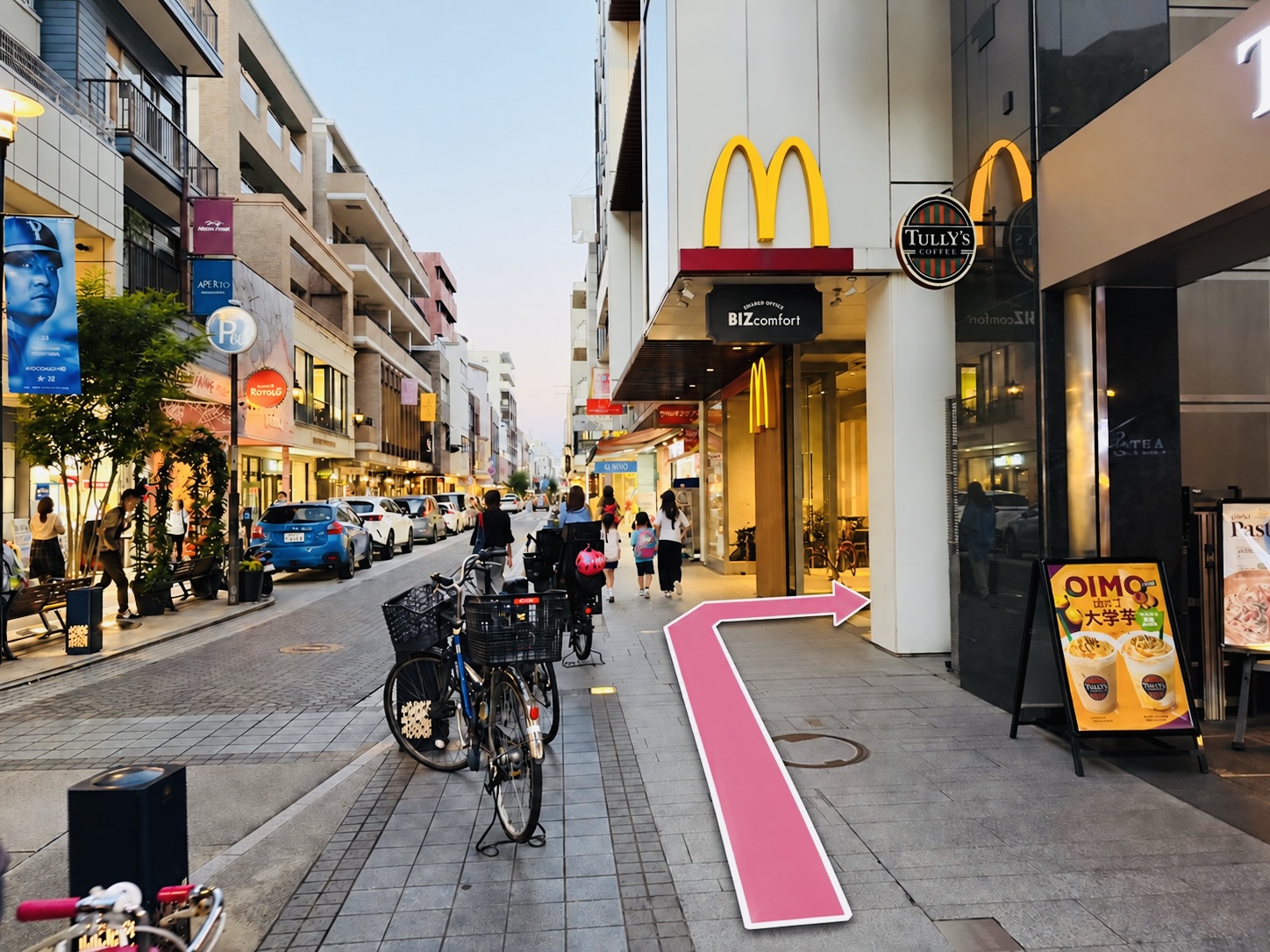 マクドナルド前まで直進し、白い柱の奥で右へ進む道案内
